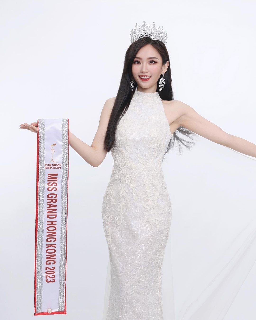 Hoa hậu Hòa bình Hong Kong chép tài liệu lên tay để thi phỏng vấn kín ảnh 2