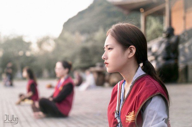 Lên chùa tu, nữ sinh Ninh Bình gây sốt khi tình cờ lọt vào ống kính nhiếp ảnh - Ảnh 2. Lên chùa tu, nữ sinh Ninh Bình gây sốt khi tình cờ lọt vào ống kính nhiếp ảnh - Ảnh 2.