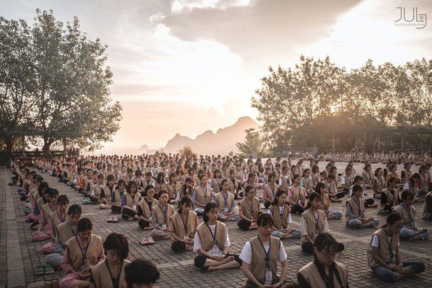 Lên chùa tu, nữ sinh Ninh Bình gây sốt khi tình cờ lọt vào ống kính nhiếp ảnh - Ảnh 3. Lên chùa tu, nữ sinh Ninh Bình gây sốt khi tình cờ lọt vào ống kính nhiếp ảnh - Ảnh 3.