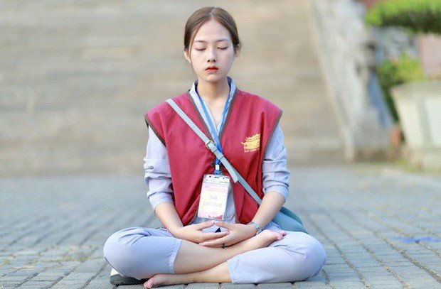 Lên chùa tu, nữ sinh Ninh Bình gây sốt khi tình cờ lọt vào ống kính nhiếp ảnh - Ảnh 1. Lên chùa tu, nữ sinh Ninh Bình gây sốt khi tình cờ lọt vào ống kính nhiếp ảnh - Ảnh 1.