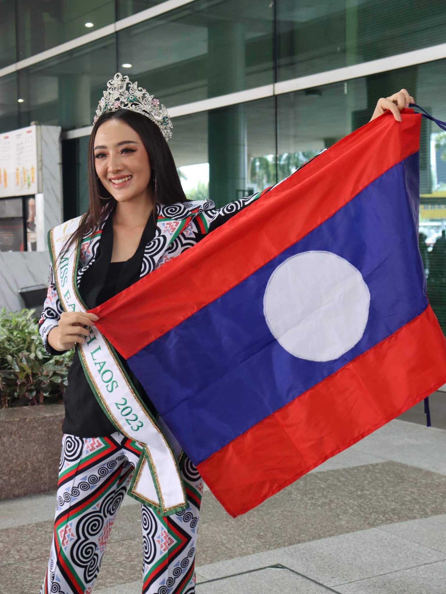 Người đẹp Philippines mặc áo dài xuyên thấu sang Việt Nam thi hoa hậu ảnh 7