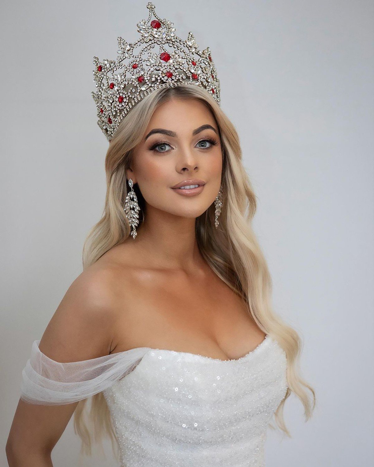 Nhan sắc như búp bê của người đẹp 21 tuổi sang Việt Nam thi hoa hậu ảnh 1