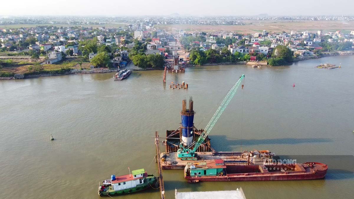 Hiện, đang thi công 2 trụ khó nhất là T8 và T9, dự kiến đến hết tháng 1.2024 sẽ thi công xong hết các trụ.