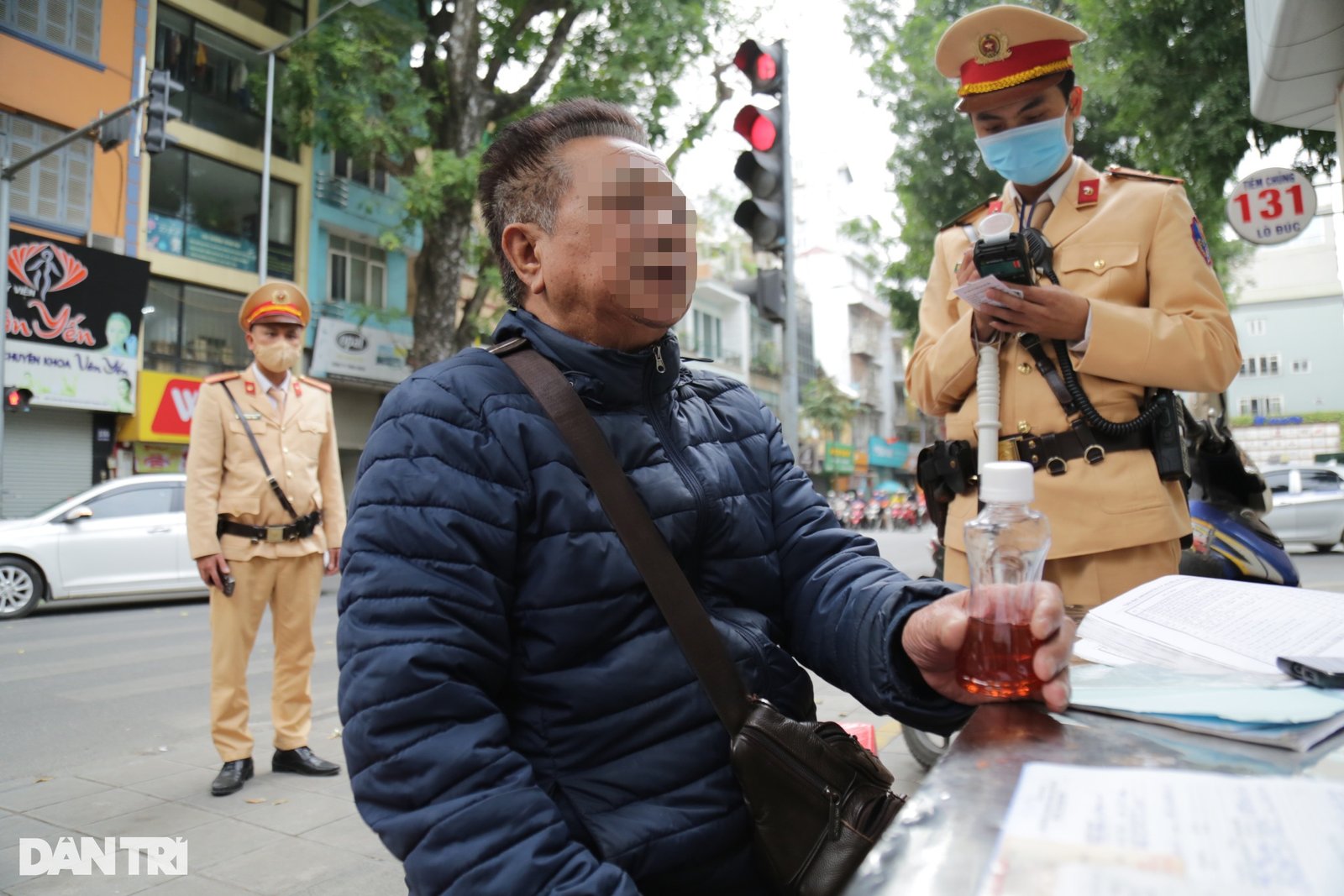 Dính nồng độ cồn, người đàn ông lôi ra cả chai rượu thuốc - 4 Dính nồng độ cồn, người đàn ông lôi ra cả chai rượu thuốc - 4