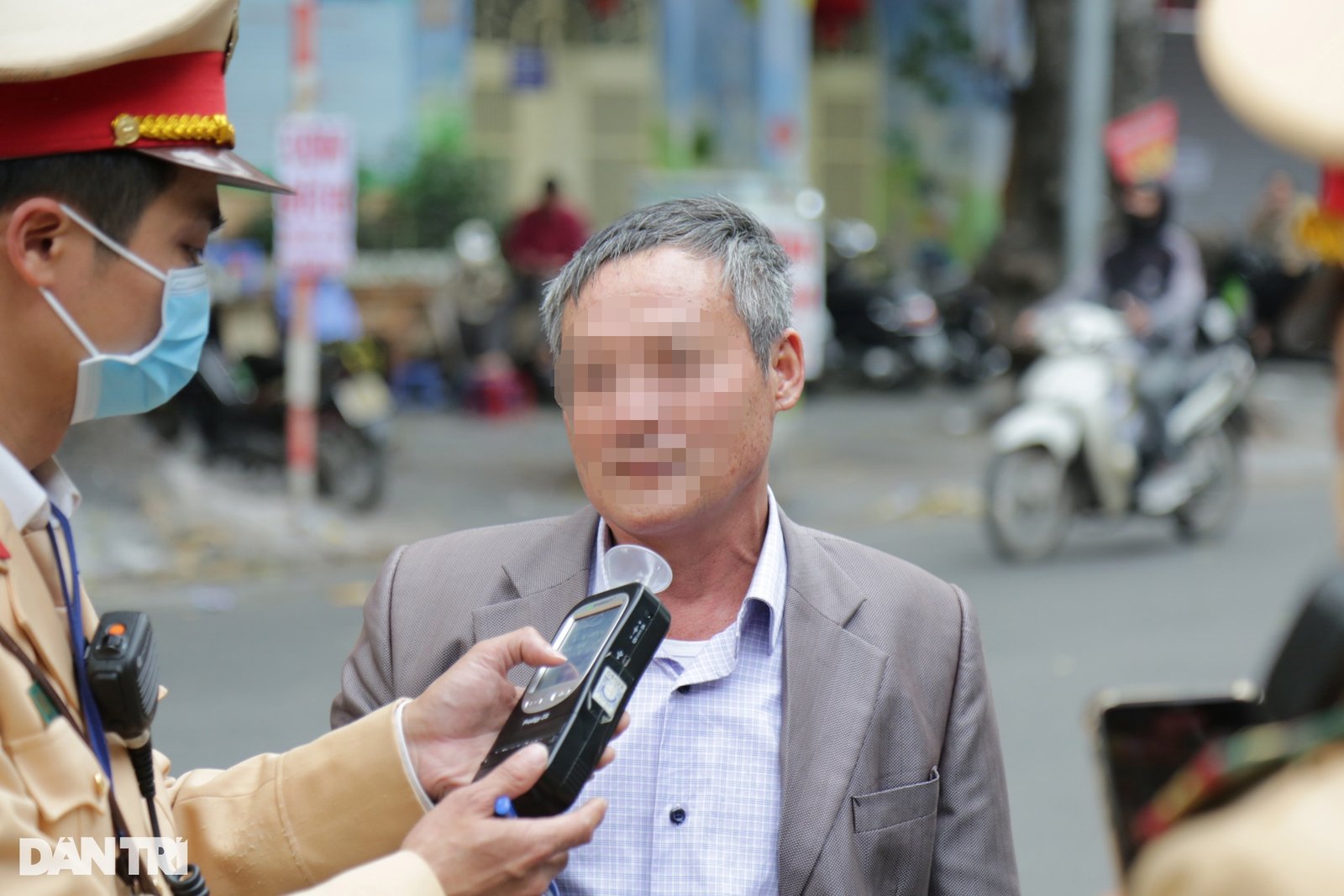 Dính nồng độ cồn, người đàn ông lôi ra cả chai rượu thuốc - 6 Dính nồng độ cồn, người đàn ông lôi ra cả chai rượu thuốc - 6