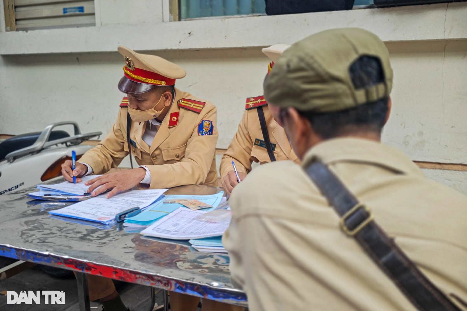 Dính nồng độ cồn, người đàn ông lôi ra cả chai rượu thuốc - 7 Dính nồng độ cồn, người đàn ông lôi ra cả chai rượu thuốc - 7