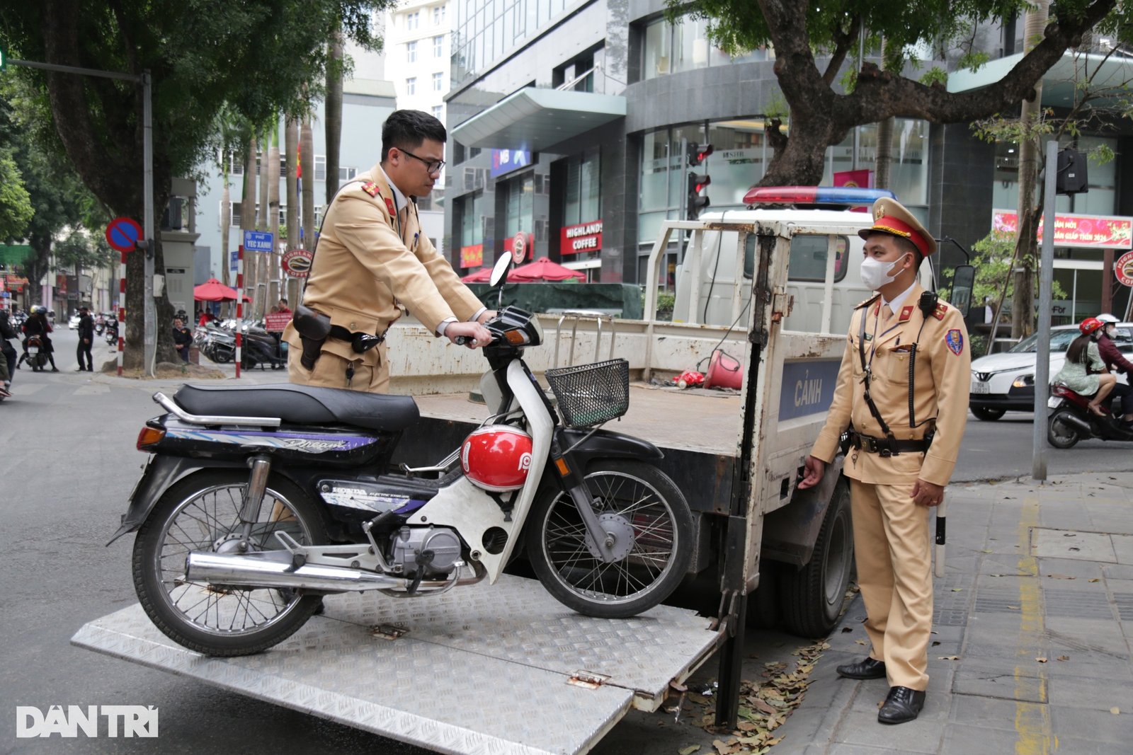 Dính nồng độ cồn, người đàn ông lôi ra cả chai rượu thuốc - 9 Dính nồng độ cồn, người đàn ông lôi ra cả chai rượu thuốc - 9