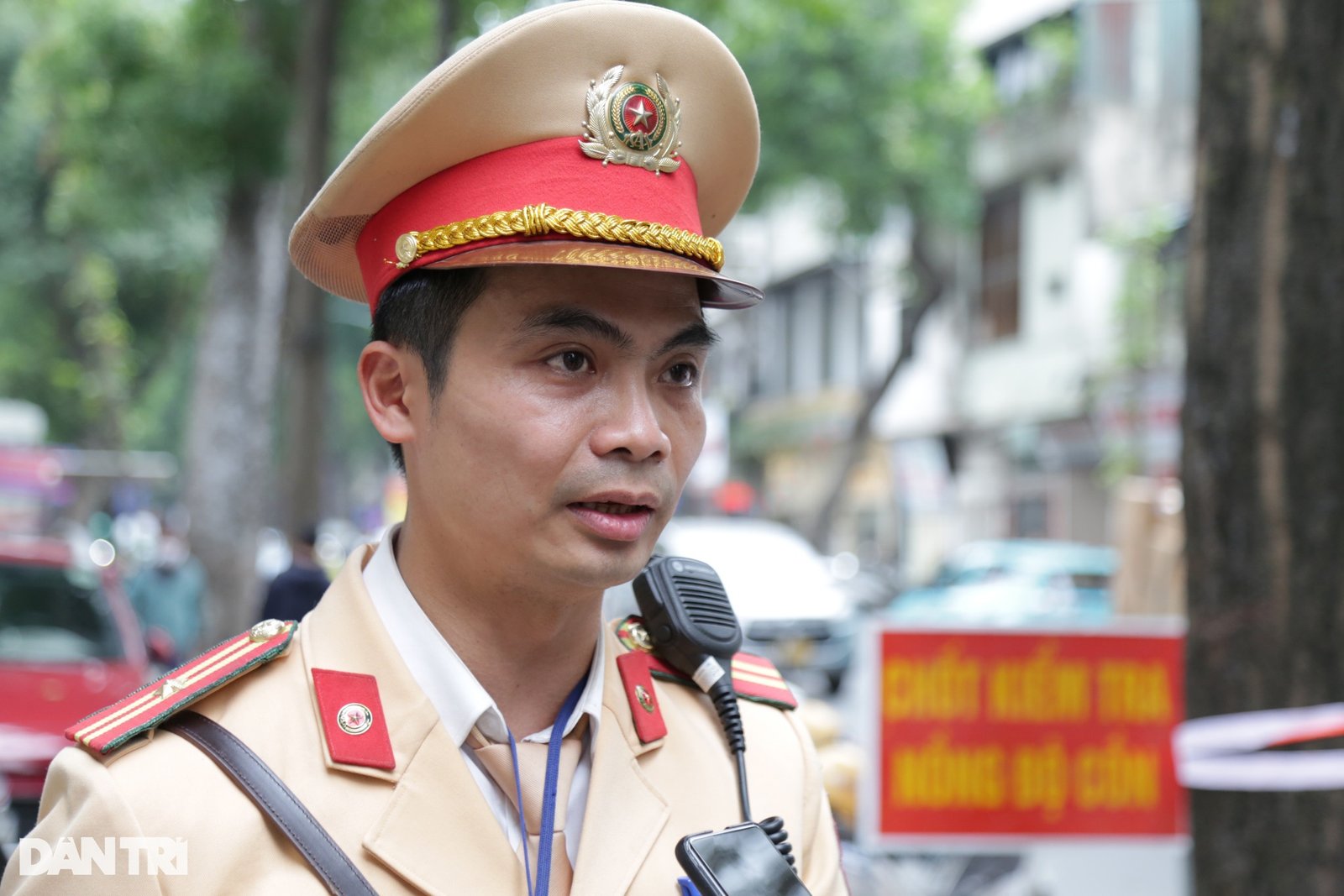 Dính nồng độ cồn, người đàn ông lôi ra cả chai rượu thuốc - 10 Dính nồng độ cồn, người đàn ông lôi ra cả chai rượu thuốc - 10