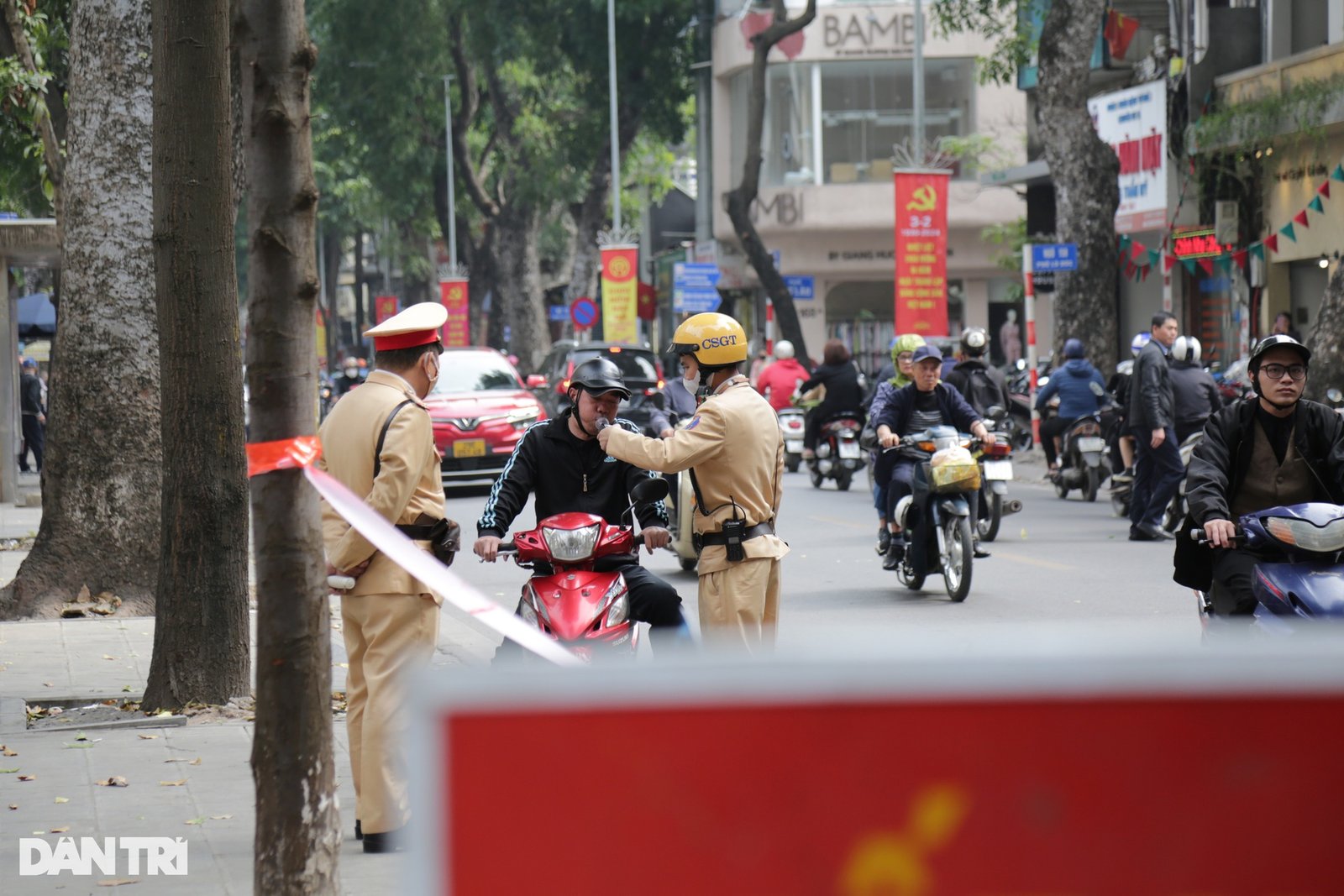 Dính nồng độ cồn, người đàn ông lôi ra cả chai rượu thuốc - 1 Dính nồng độ cồn, người đàn ông lôi ra cả chai rượu thuốc - 1