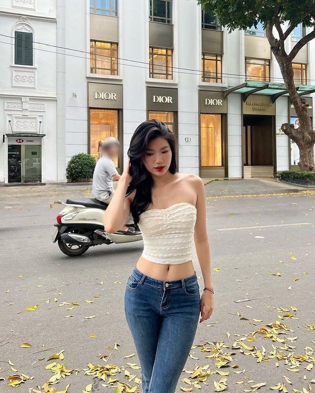 Gái xinh mặc khoe body trên đường phố Hà Nội gây bão mạng là ai? - 2