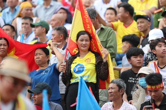 Thiên Trường 'mở hội', CLB Nam Định sớm giành chức vô địch V-League: Vui sao nước mắt lại trào!- Ảnh 3.