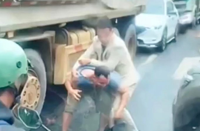 Chú rể đuổi đánh tài xế xe ben được người đi đường ghi lại. Ảnh cắt từ clip