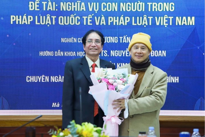 GS Nguyễn Minh Đoan (trái) và ông Thích Chân Quang trong buổi bảo vệ luận án tiến sĩ. (Ảnh: HLU)