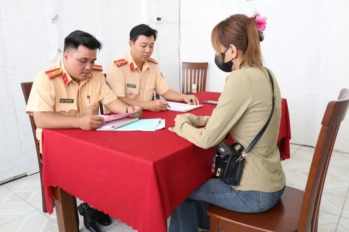  Buông 2 tay lái xe; ngồi về một bên khi điều khiển xe, cô gái bị phạt hành chính và bị tước giấy phép lái xe. Ảnh: CA 