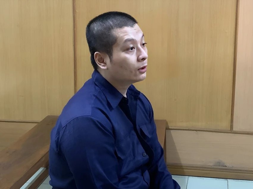 Nguyễn Anh Khoa tại phiên toà tháng 12-2023. Ảnh: DT cướp tài sản
