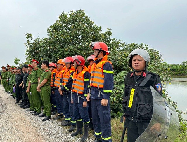Công an Nam Định huy động hơn 700 Cán bộ chiến sĩ tham gia đảm bảo an ninh trật tự khi đo đạc đất - Ảnh 1. Công an Nam Định huy động hơn 700 Cán bộ chiến sĩ tham gia đảm bảo an ninh trật tự khi đo đạc đất - Ảnh 1.