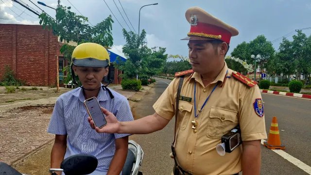 CSGT kiểm tra giấy tờ qua VNeID: Người dân cảm thấy nhanh gọn, thuận tiện - Ảnh 3. CSGT kiểm tra giấy tờ qua VNeID: Người dân cảm thấy nhanh gọn, thuận tiện - Ảnh 3.