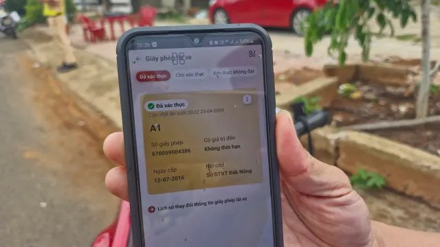CSGT kiểm tra giấy tờ qua VNeID: Người dân cảm thấy nhanh gọn, thuận tiện - Ảnh 4. CSGT kiểm tra giấy tờ qua VNeID: Người dân cảm thấy nhanh gọn, thuận tiện - Ảnh 4.