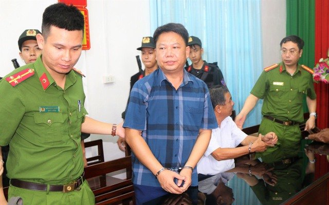 Bắt 2 cựu chủ tịch xã - Ảnh 2. Bắt 2 cựu chủ tịch xã - Ảnh 2.
