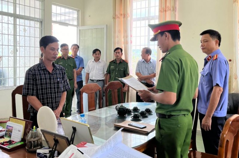 Khởi tố, bắt giam Chủ tịch UBND xã- Ảnh 1. Khởi tố, bắt giam Chủ tịch UBND xã- Ảnh 1.