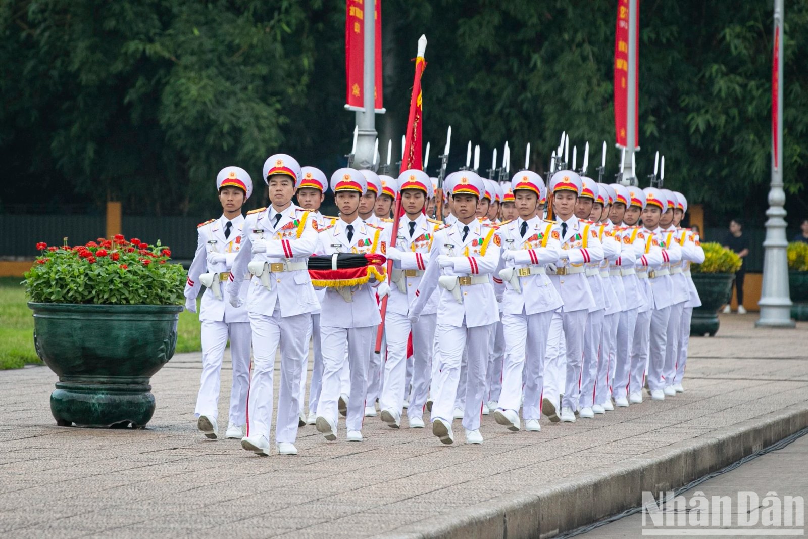 [Ảnh] Lễ thượng cờ theo nghi thức Quốc tang ở Quảng trường Ba Đình ảnh 4