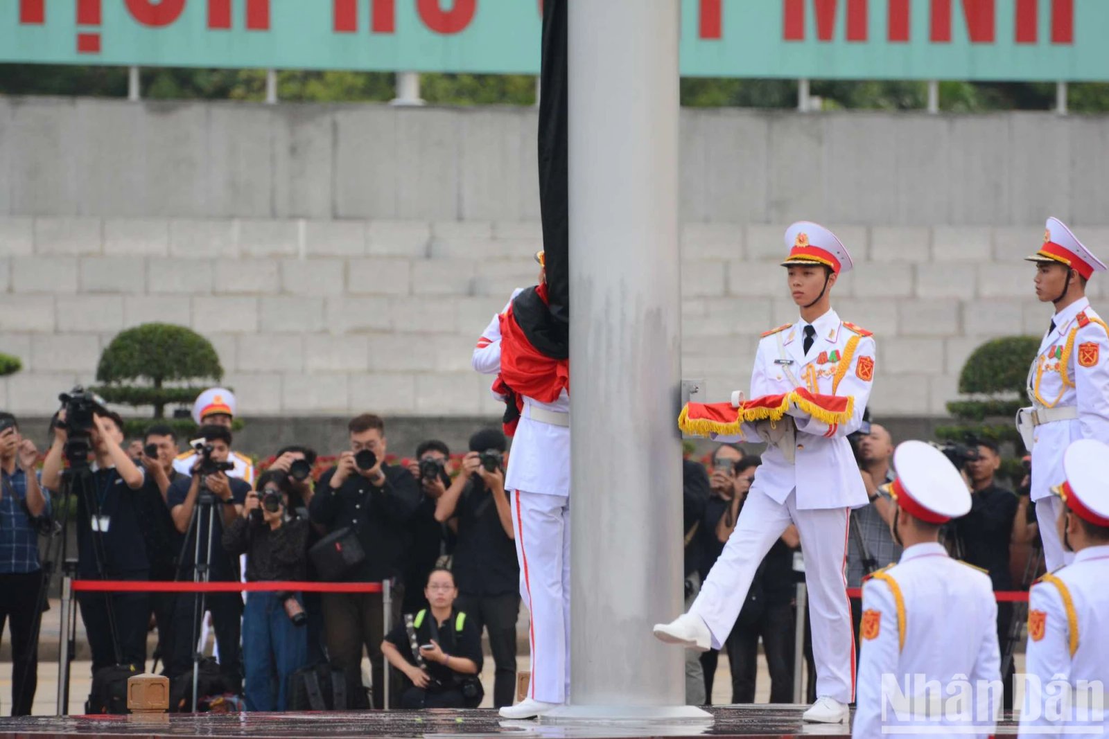 [Ảnh] Lễ thượng cờ theo nghi thức Quốc tang ở Quảng trường Ba Đình ảnh 6