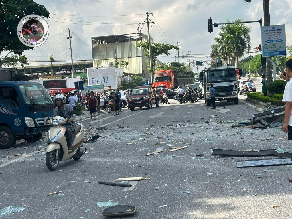 Quán ăn sắp khai trương ở Vĩnh Phúc nổ lớn, 7 người bị thương - 3 Quán ăn sắp khai trương ở Vĩnh Phúc nổ lớn, 7 người bị thương - 3
