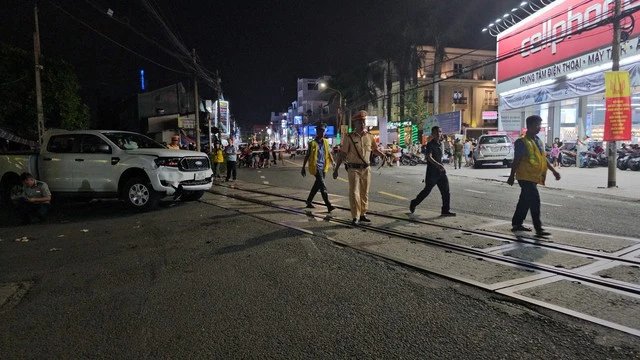 Đồng Nai: Ô tô bán tải bị tàu hỏa hất tung, 2 người tử vong- Ảnh 2. Đồng Nai: Ô tô bán tải bị tàu hỏa hất tung, 2 người tử vong- Ảnh 2.