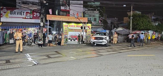 Đồng Nai: Ô tô bán tải bị tàu hỏa hất tung, 2 người tử vong- Ảnh 3. Đồng Nai: Ô tô bán tải bị tàu hỏa hất tung, 2 người tử vong- Ảnh 3.