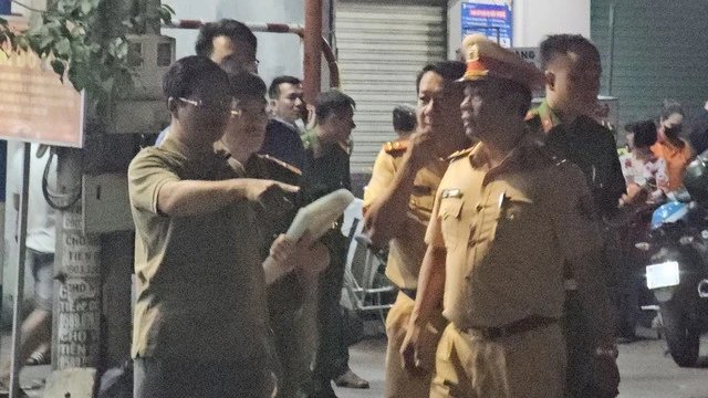 Đồng Nai: Ô tô bán tải bị tàu hỏa hất tung, 2 người tử vong- Ảnh 4. Đồng Nai: Ô tô bán tải bị tàu hỏa hất tung, 2 người tử vong- Ảnh 4.