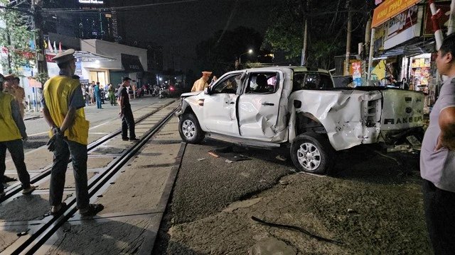Đồng Nai: Ô tô bán tải bị tàu hỏa hất tung, 2 người tử vong- Ảnh 1. Đồng Nai: Ô tô bán tải bị tàu hỏa hất tung, 2 người tử vong- Ảnh 1.