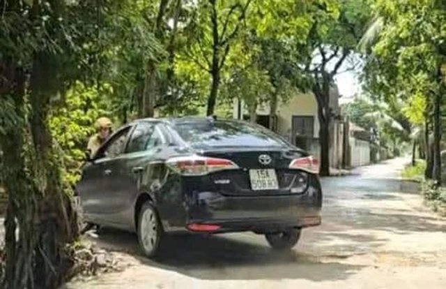 Truy tìm tài xế bỏ chạy khi vượt đèn đỏ, để mặc CSGT đu bám trên nắp ca-pô- Ảnh 1. Truy tìm tài xế bỏ chạy khi vượt đèn đỏ, để mặc CSGT đu bám trên nắp ca-pô- Ảnh 1.