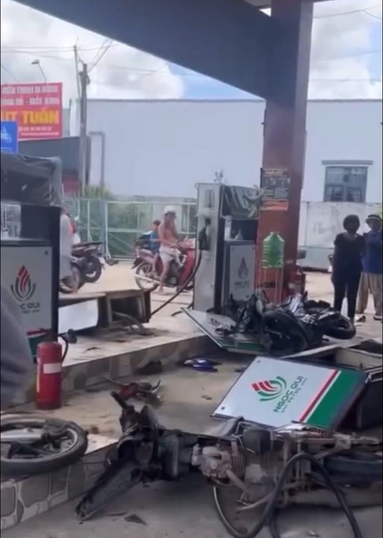 CLIP: Xe máy lao như tên bắn tông bay trụ xăng và khách đổ xăng ở Tây Ninh- Ảnh 2. CLIP: Xe máy lao như tên bắn tông bay trụ xăng và khách đổ xăng ở Tây Ninh- Ảnh 2.
