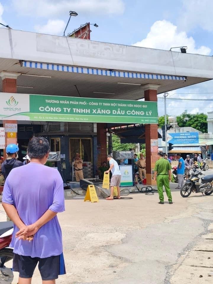 CLIP: Xe máy lao như tên bắn tông bay trụ xăng và khách đổ xăng ở Tây Ninh- Ảnh 3. CLIP: Xe máy lao như tên bắn tông bay trụ xăng và khách đổ xăng ở Tây Ninh- Ảnh 3.