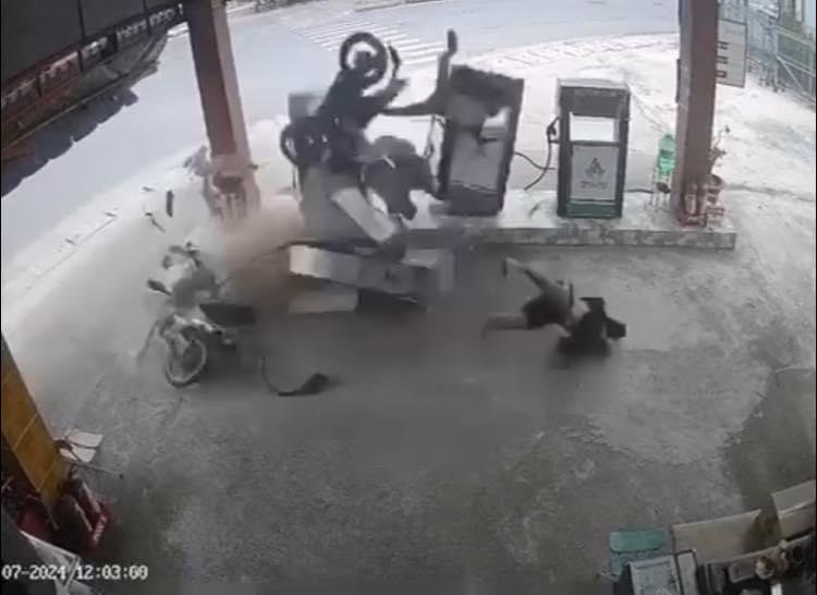 CLIP: Xe máy lao như tên bắn tông bay trụ xăng và khách đổ xăng ở Tây Ninh- Ảnh 1. CLIP: Xe máy lao như tên bắn tông bay trụ xăng và khách đổ xăng ở Tây Ninh- Ảnh 1.