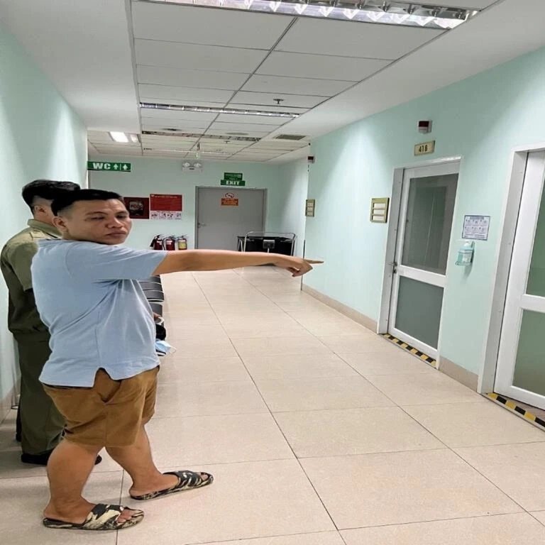 Nghi phạm được đưa tới hiện trường. Ảnh: CAĐN. trộm tài sản.jpg