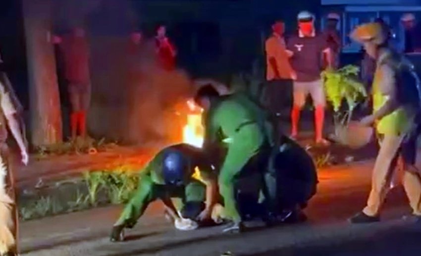 Cảnh sát khống chế người điều khiển xe máy không đội mũ bảo hiểm, không chấp hành kiểm tra nồng độ cồn và bật lửa đốt xe của mình. nong-do-con (1).jpg