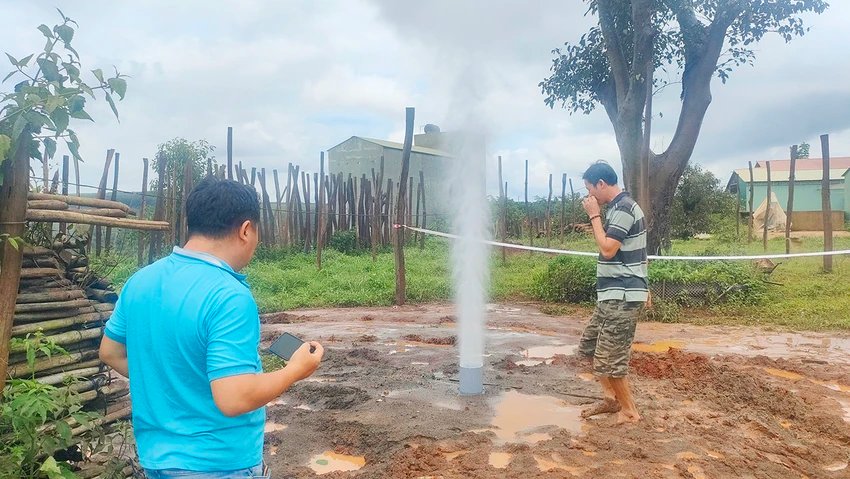 Hơi nước phun mạnh hai ngày nay chưa có dấu hiệu giảm. Ảnh: LK. Hiện tượng lạ nưcó giếng khoan