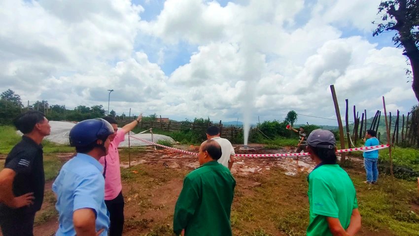 Hiện tượng lạ từ giếng khoan, khí và nước phun cao hàng chục mét. Ảnh: LK. Hiện tượng lạ nước giếng khoan phun cao 20-30 mét sau động đất