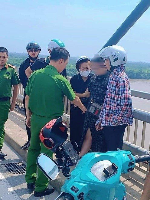 Tổ công tác thuyết phục cô gái trẻ từ bỏ ý định nhảy cầu tự tử. Ảnh: CQCA Tổ công tác thuyết phục cô gái trẻ từ bỏ ý định nhảy cầu tự tử. Ảnh: CQCA