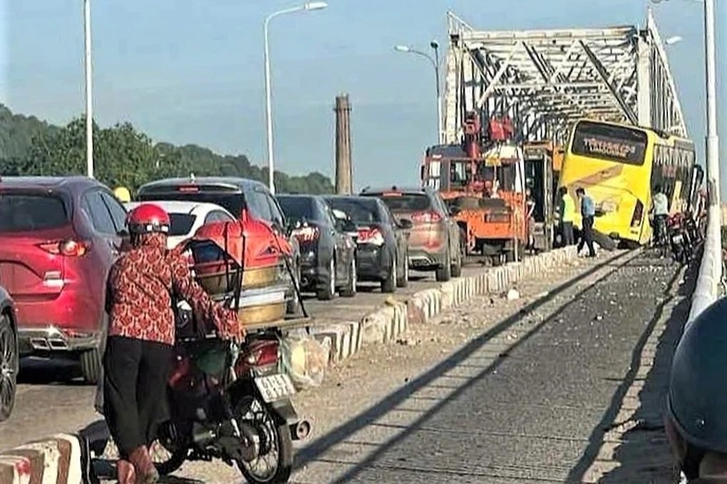 Xe khách suýt rơi xuống sông Lam, nhiều hành khách hú vía - 2 Xe khách suýt rơi xuống sông Lam, nhiều hành khách hú vía - 2
