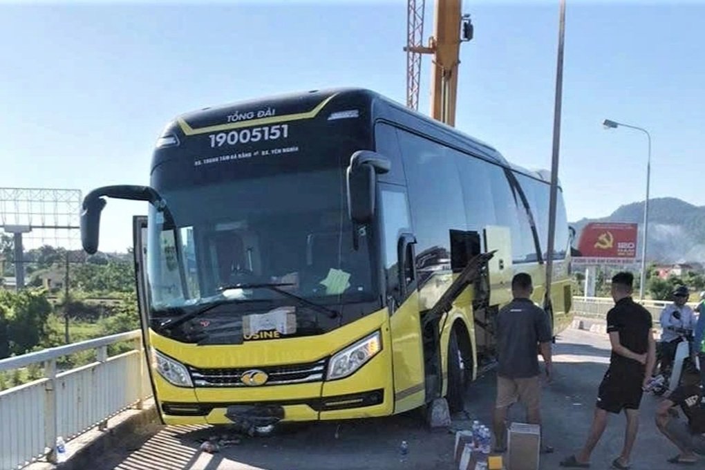 Xe khách suýt rơi xuống sông Lam, nhiều hành khách hú vía - 1 Xe khách suýt rơi xuống sông Lam, nhiều hành khách hú vía - 1