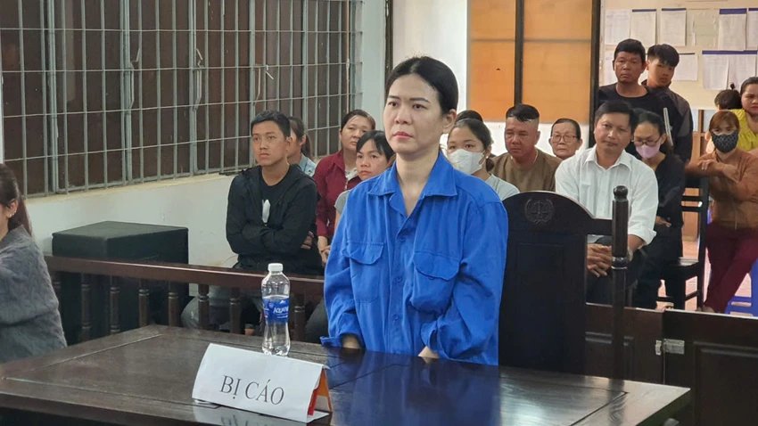 Bị cáo Thúy tại tòa. Ảnh: S.Đ ngăn cản chồng đi nhậu.jpg
