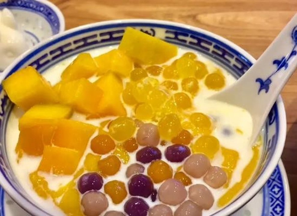 Đang ngồi ăn chè bị lá dừa rơi trúng đầu, khách bị gãy xương sống dập thận - 1 Đang ngồi ăn chè bị lá dừa rơi trúng đầu, khách bị gãy xương sống dập thận - 1