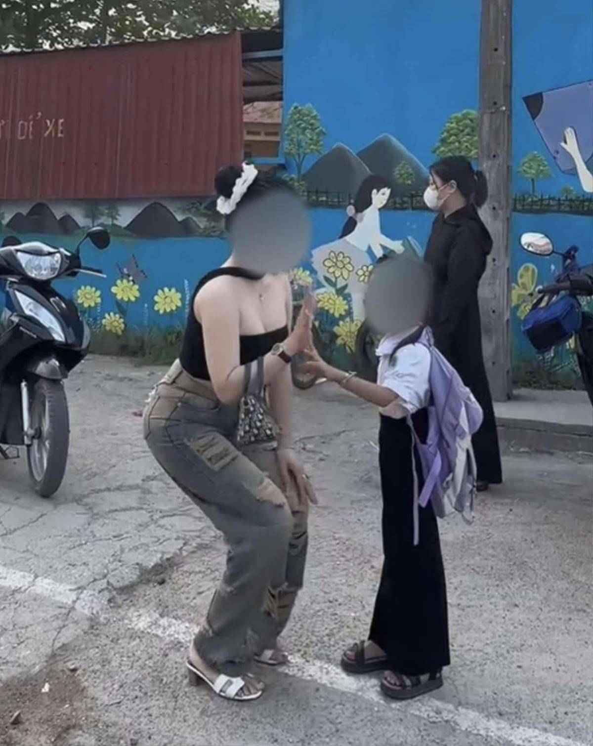 Mẹ trẻ gây sốc vì ăn mặc phản cảm khi đưa đón con đi học, dân tình chỉ trích gay gắt Ảnh 2