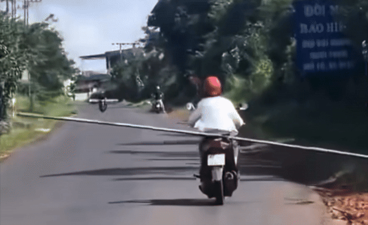 Thót tim cảnh người phụ nữ chở cây sắt chắn ngang đường, thanh niên lập tức giải cứu và cái kết bất ngờ Ảnh 1