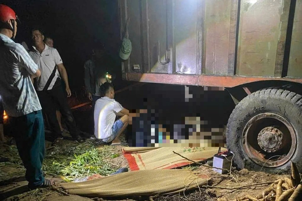 6 người trú mưa dưới gầm máy kéo, 2 người bị cán chết - 1 6 người trú mưa dưới gầm máy kéo, 2 người bị cán chết - 1