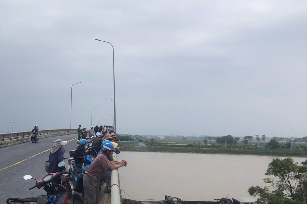 Chồng dừng xe trên cầu, vợ bất ngờ nhảy xuống sông - 1 Chồng dừng xe trên cầu, vợ bất ngờ nhảy xuống sông - 1