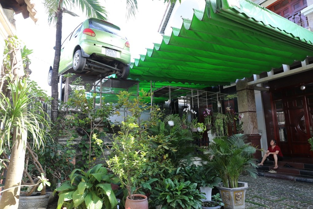 Chủ nhà ở Đồng Nai cẩu ô tô để trên cổng làm kỷ niệm - 2 Chủ nhà ở Đồng Nai cẩu ô tô để trên cổng làm kỷ niệm - 2