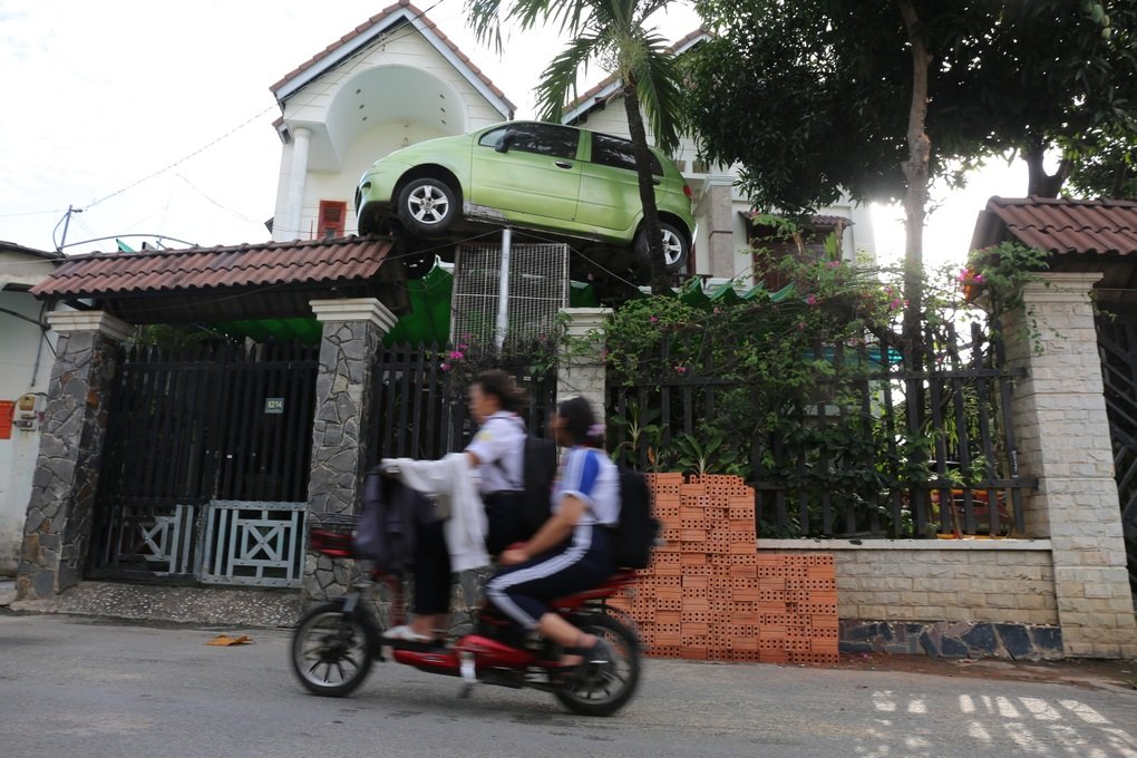 Chủ nhà ở Đồng Nai cẩu ô tô để trên cổng làm kỷ niệm - 3 Chủ nhà ở Đồng Nai cẩu ô tô để trên cổng làm kỷ niệm - 3